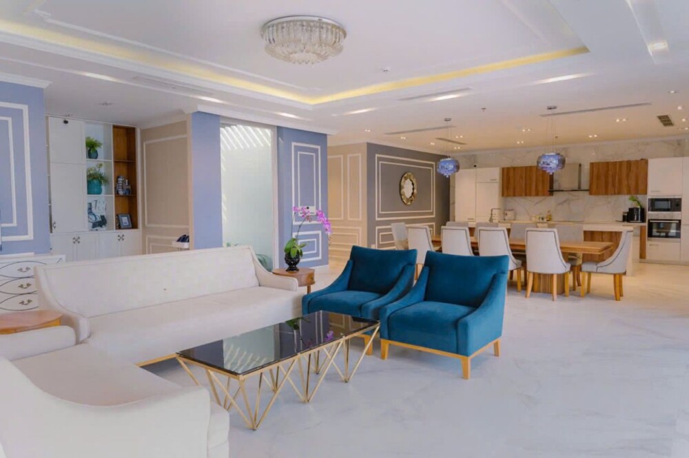 Phòng khách và bếp tại Villa Odwin Oceanami 6PN08