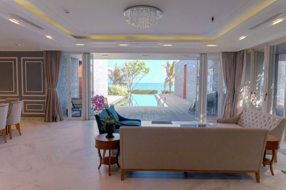 Phòng khách view biển tại Villa Odwin Oceanami 6PN08