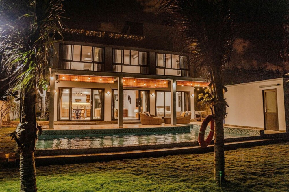 Khu vực hồ bơi và sân vườn vào ban đêm tại Villa Odwin PT01