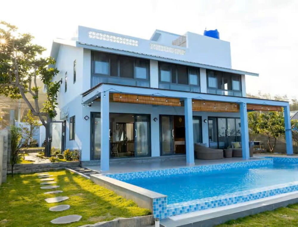 Khu vực hồ bơi và sân vườn tại Villa Odwin PT01