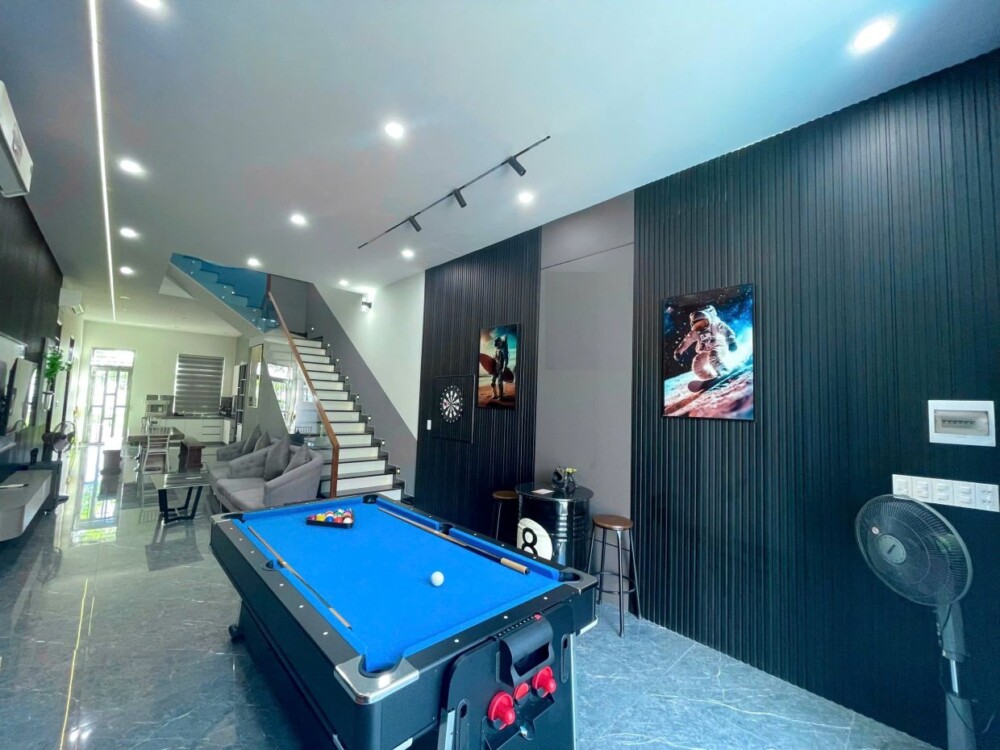 Bàn bida và khu vực phòng khách tại Villa Odwin PT02