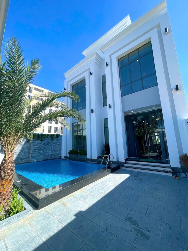 Khu vực hồ bơi và sân tại Villa Odwin PT02