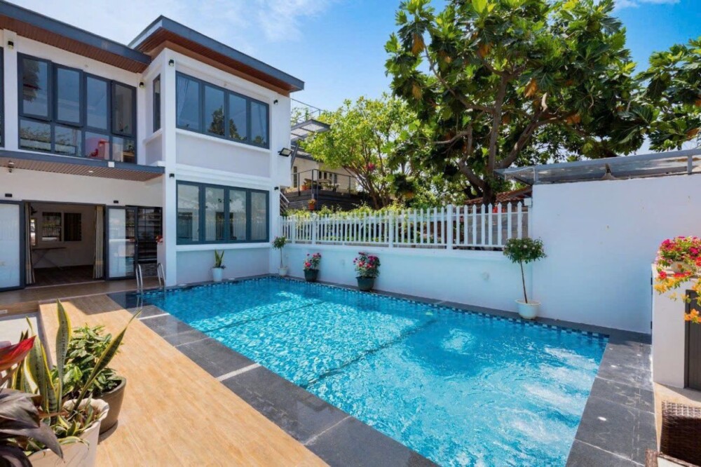 Hồ bơi và sân tại villa Odwin R11