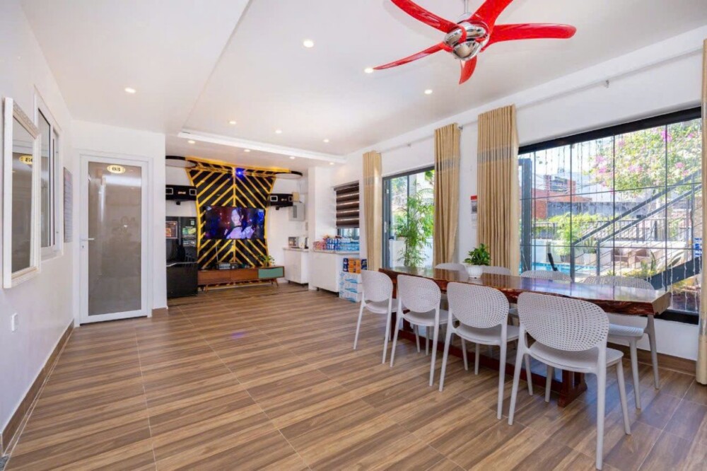 Phòng khách và khu vực karaoke tại villa Odwin R11