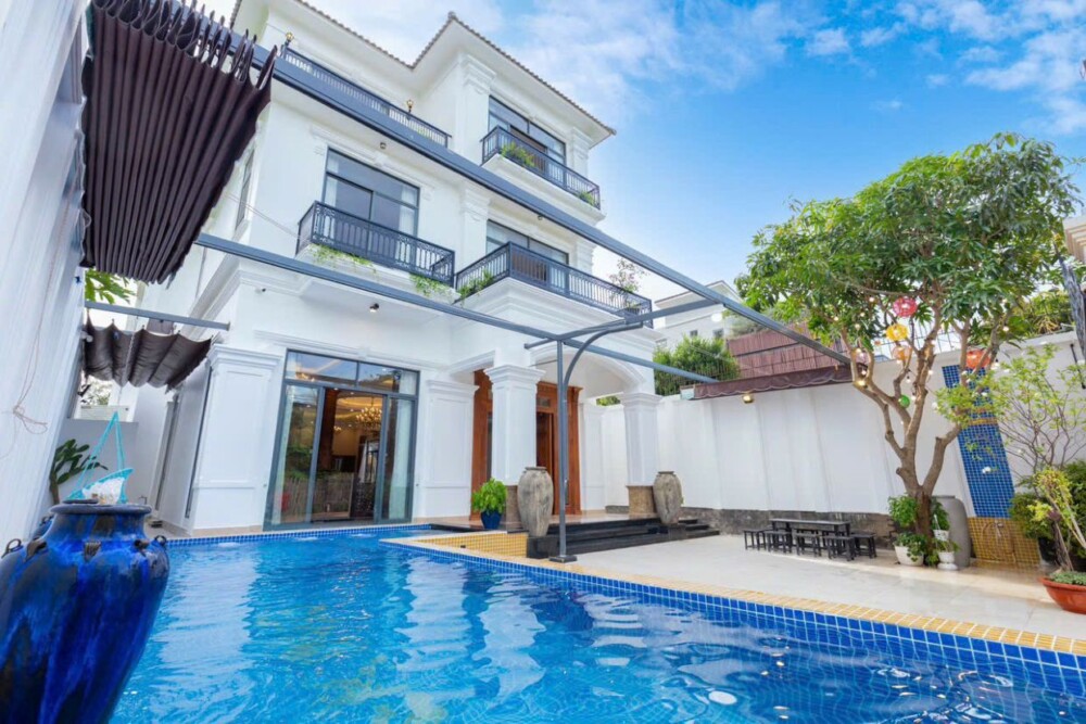 Hồ bơi và sân BBQ tại villa Odwin TS B07