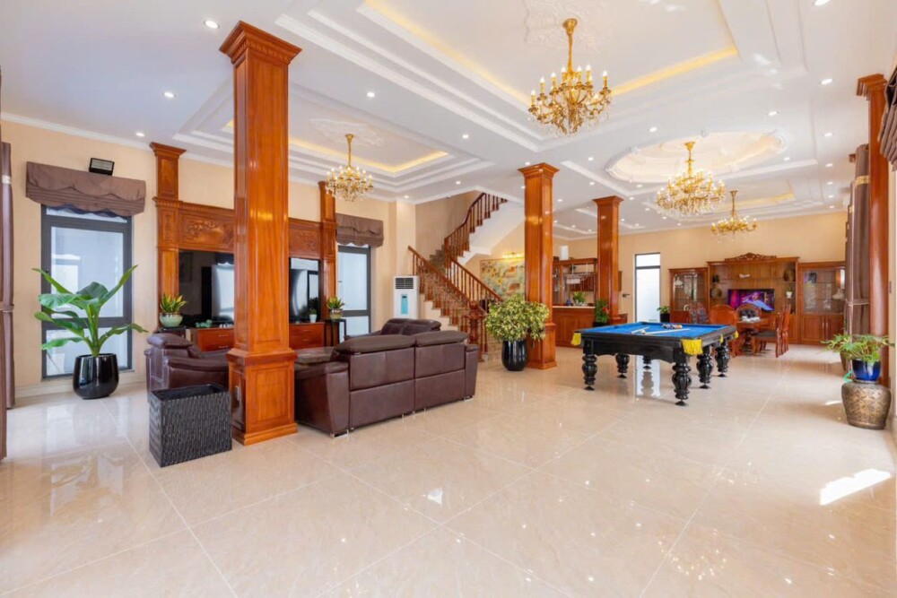 Khu vực phòng khách với không gian mở và bếp tại villa Odwin TS B07