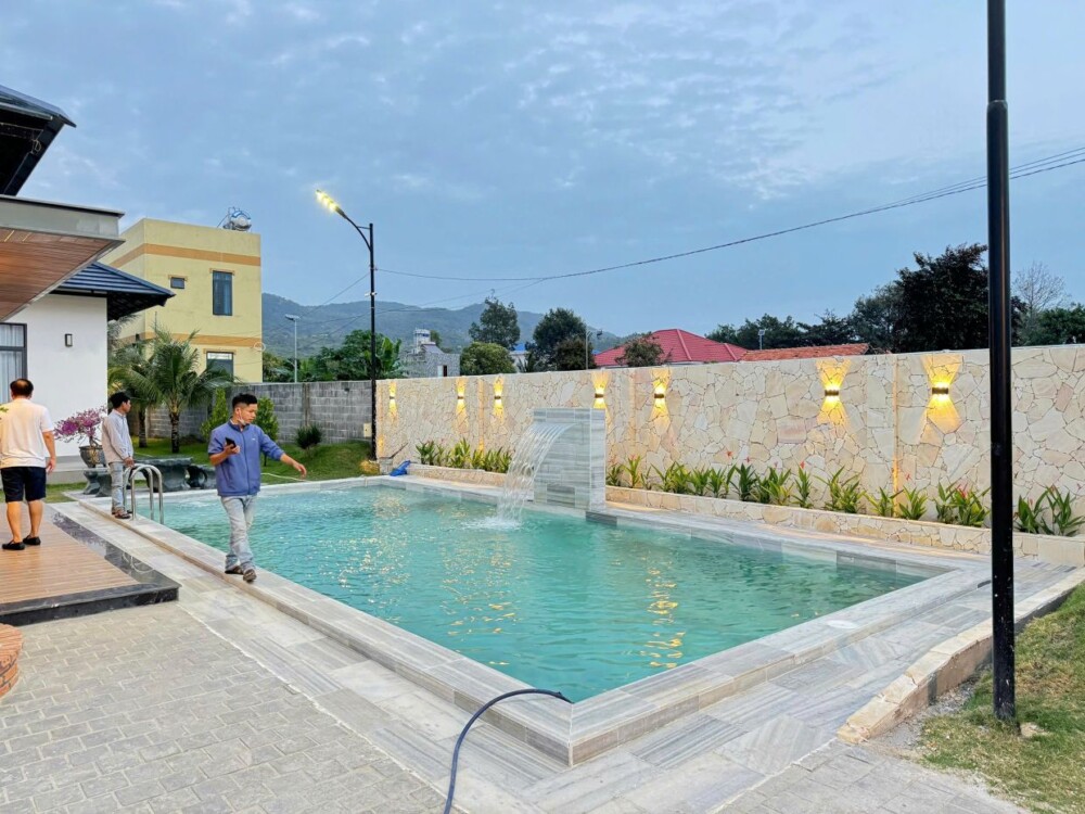 Hồ bơi và sân tại Villa ST4