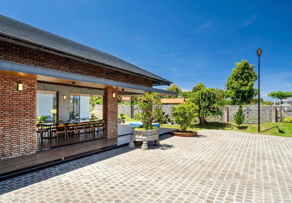 Sân và khu vực ăn uống ngoài trời tại Villa ST4
