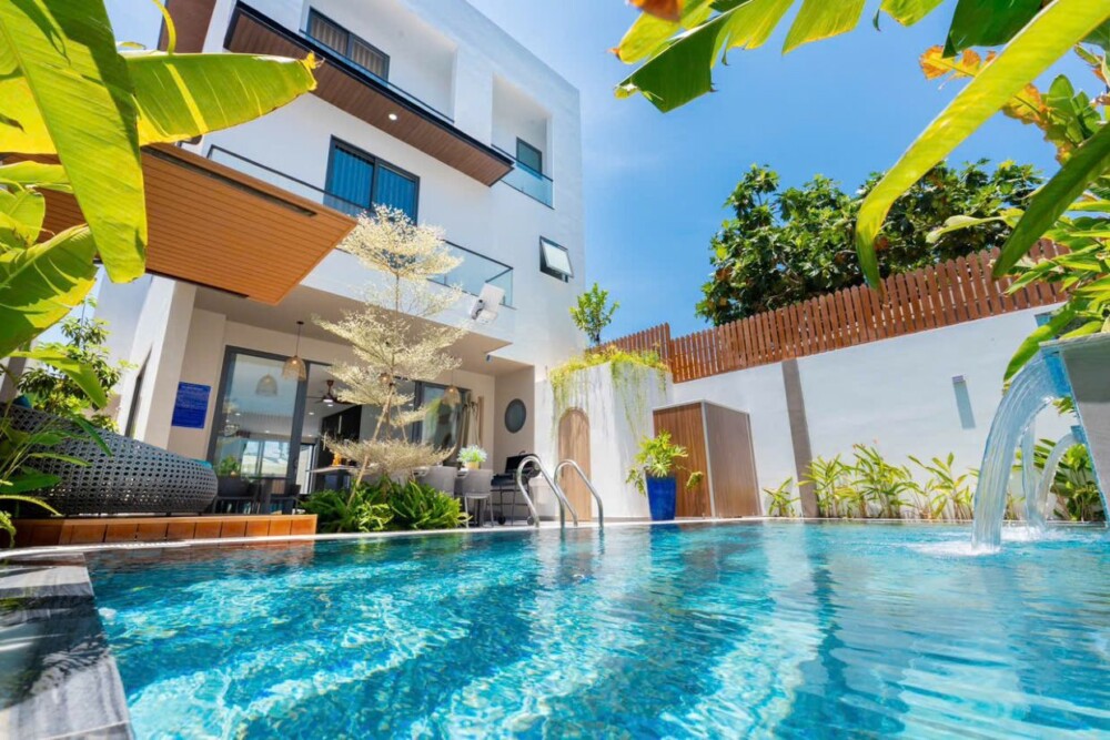 Sân vườn và hồ bơi tại villa Odwin VTS34