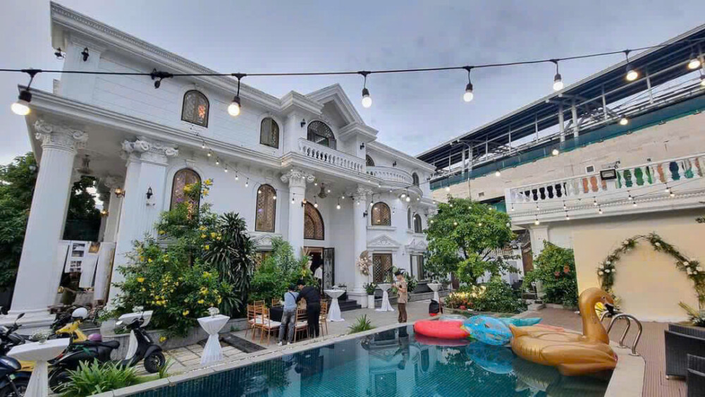 Sân BBQ tại villa Sài Gòn, lý tưởng cho tiệc nhóm bạn.