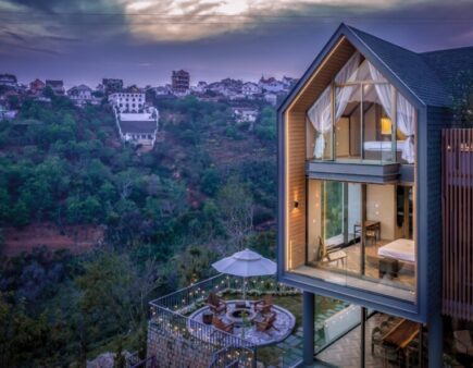 So sánh villa gần trung tâm và villa view