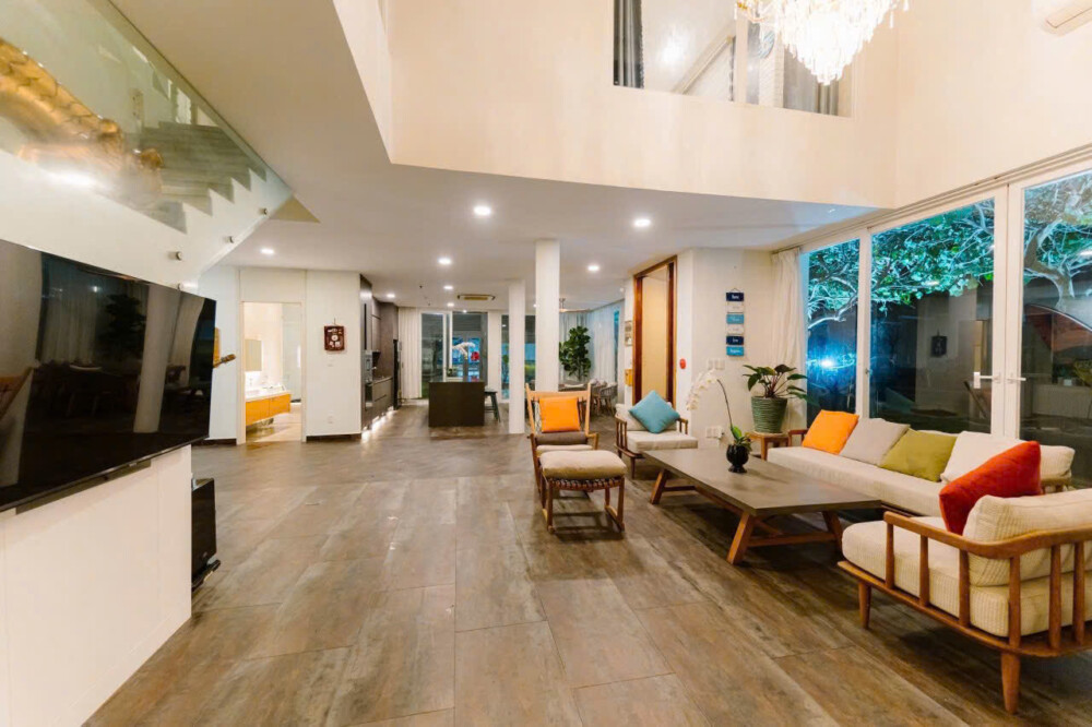 Phòng khách rộng rãi, tiện nghi trong villa 7PN