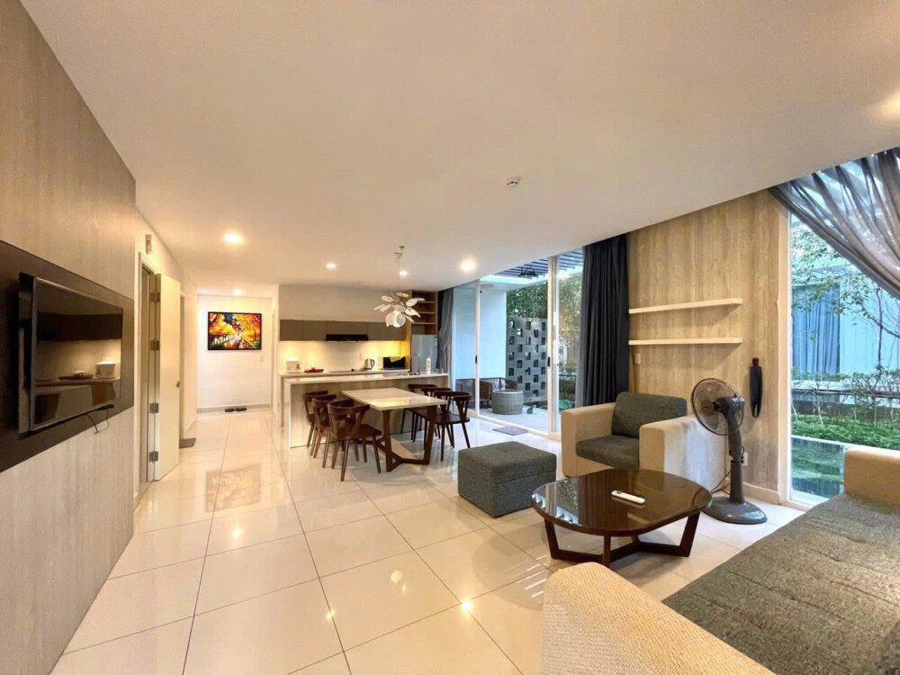 Phòng khách rộng, có bếp đầy đủ dụng cụ trong villa Long Hải 3 phòng ngủ