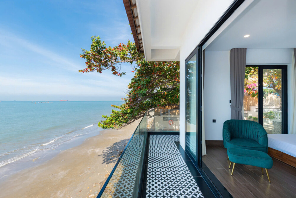 Ban công view biển từ phòng ngủ villa Odwin BH109