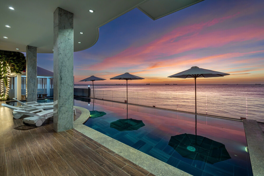 Hồ bơi vô cực từ villa Odwin BH19