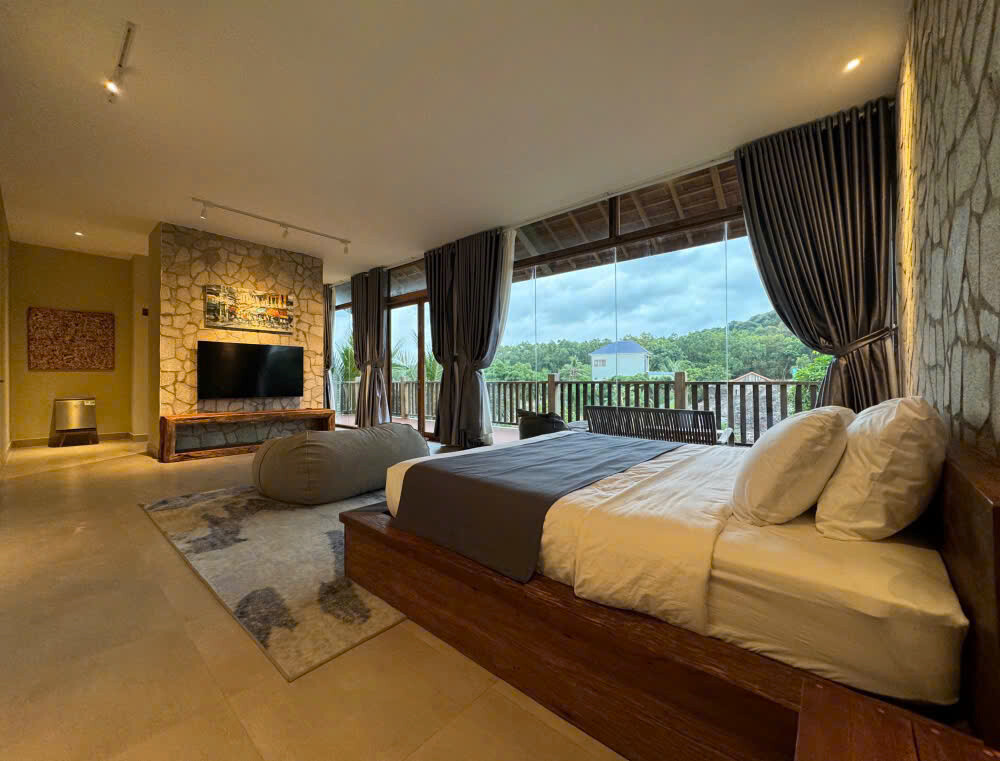 Phòng ngủ đầy đủ tiện nghi - view vườn tại villa HT06