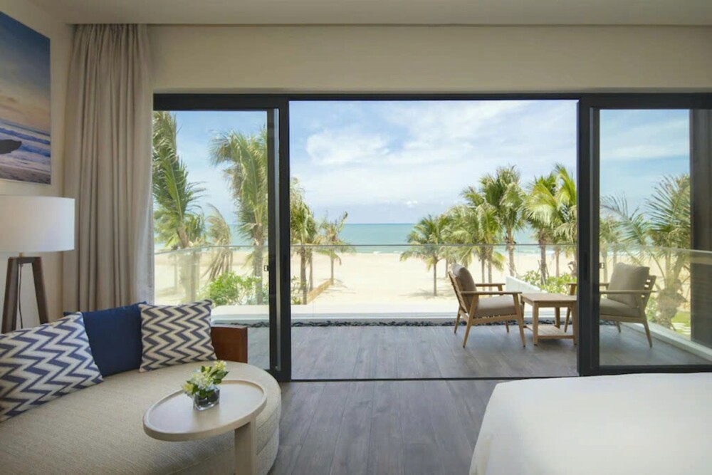 Phòng ngủ view biển cho cặp đôi tại villa sát biển Hồ Tràm