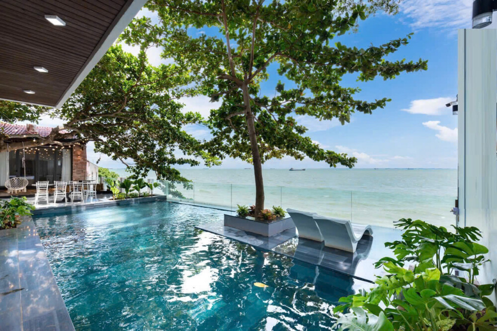 Villa Odwin P117 sát biển, sân rộng phù hợp tổ chức tiệc ăn uống ngắm biển