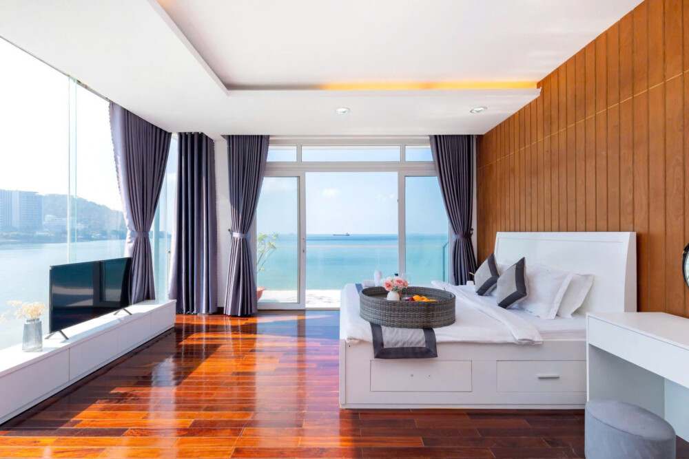 Phòng ngủ view biển từ villa Odwin P185