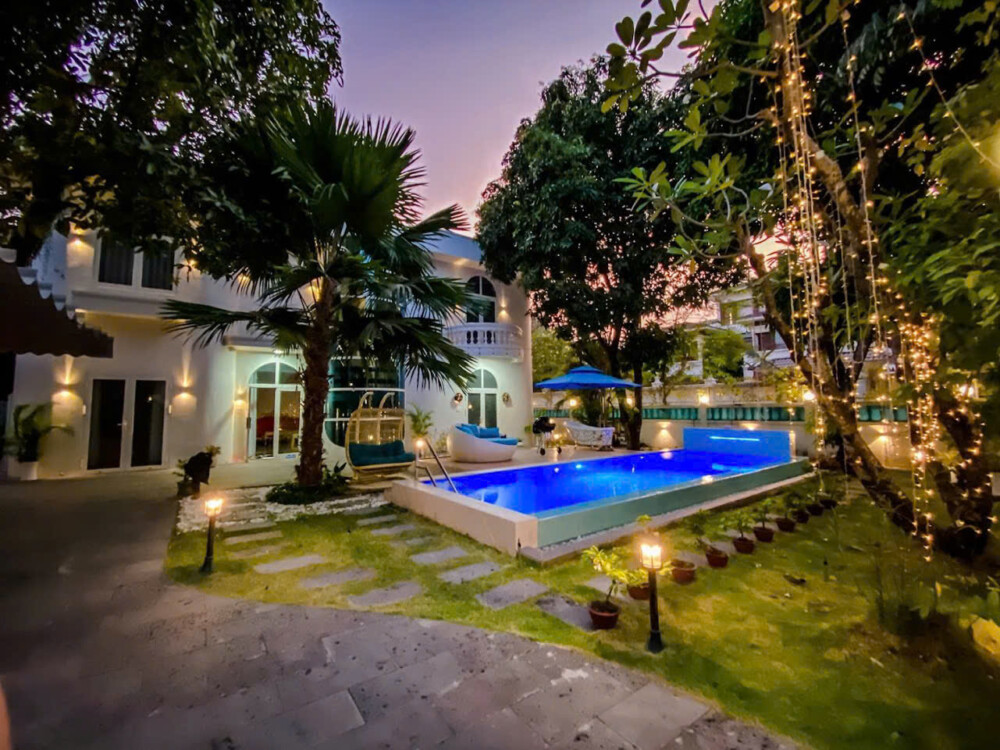 Villa Quận 2 Thảo Điền với sân vườn xanh mát, phù hợp cho nghỉ dưỡng.