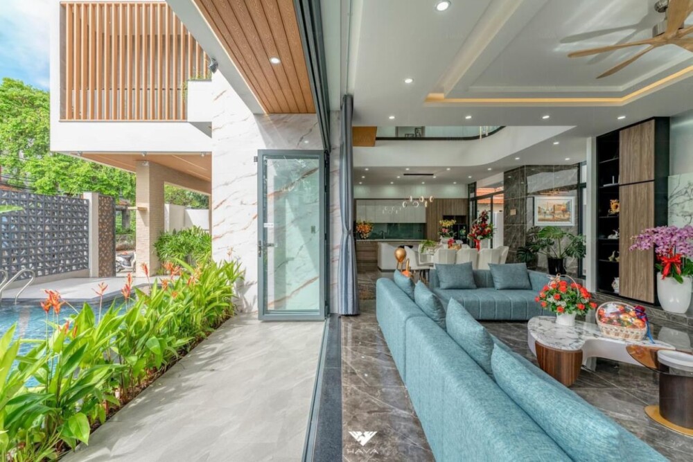 Khu vực hồ bơi và phòng khách tại Villa Odwin C12