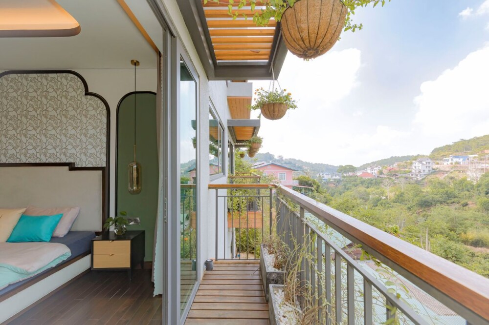 Khu vực ban công view rừng thông tại Villa Odwin Đà Lạt 6