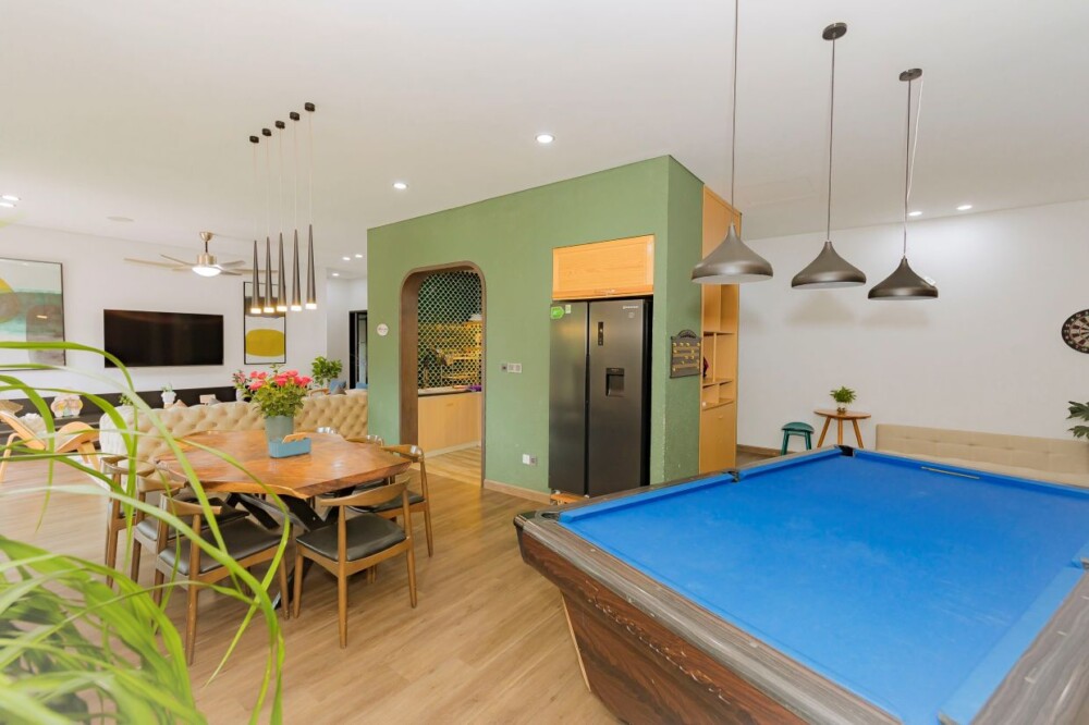 Khu vực phòng khách và bàn bida tại Villa Odwin Đà Lạt 6