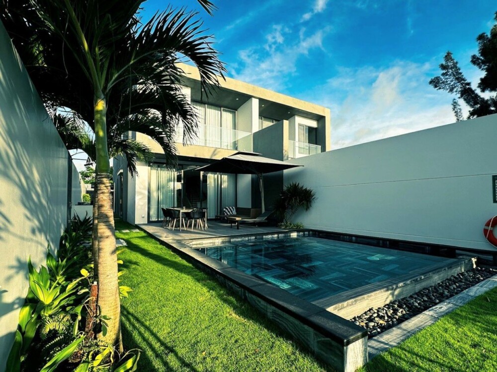 Khu vực hồ bơi và sân tại Villa Odwin Hồ Tràm 02