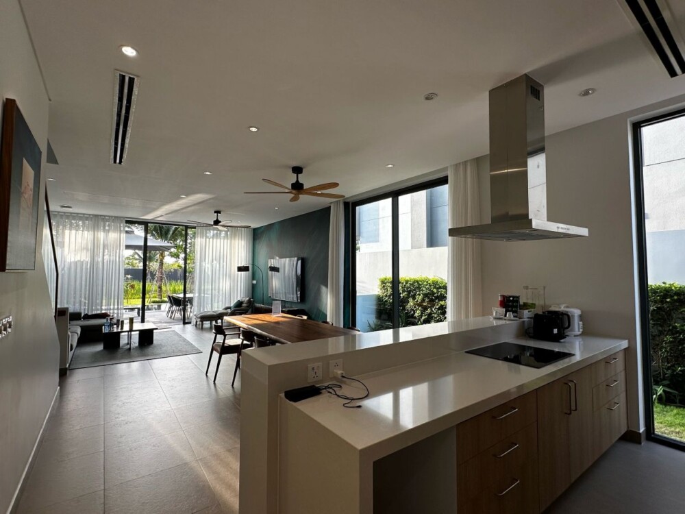 Khu vực phòng khách và bếp tại Villa Odwin Hồ Tràm 02