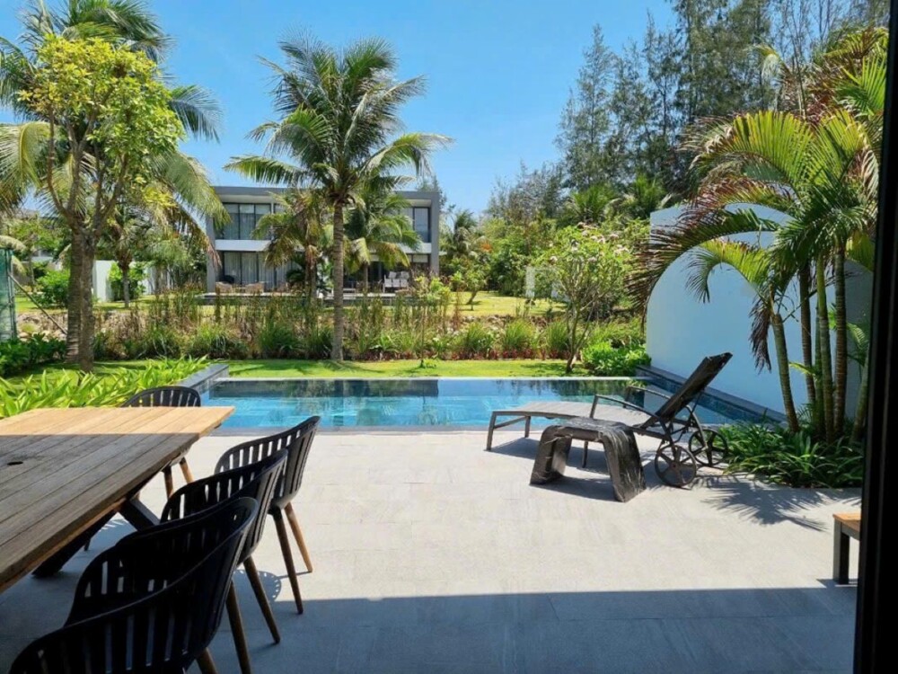 Khu vực hồ bơi tại Villa Odwin Hồ Tràm 07