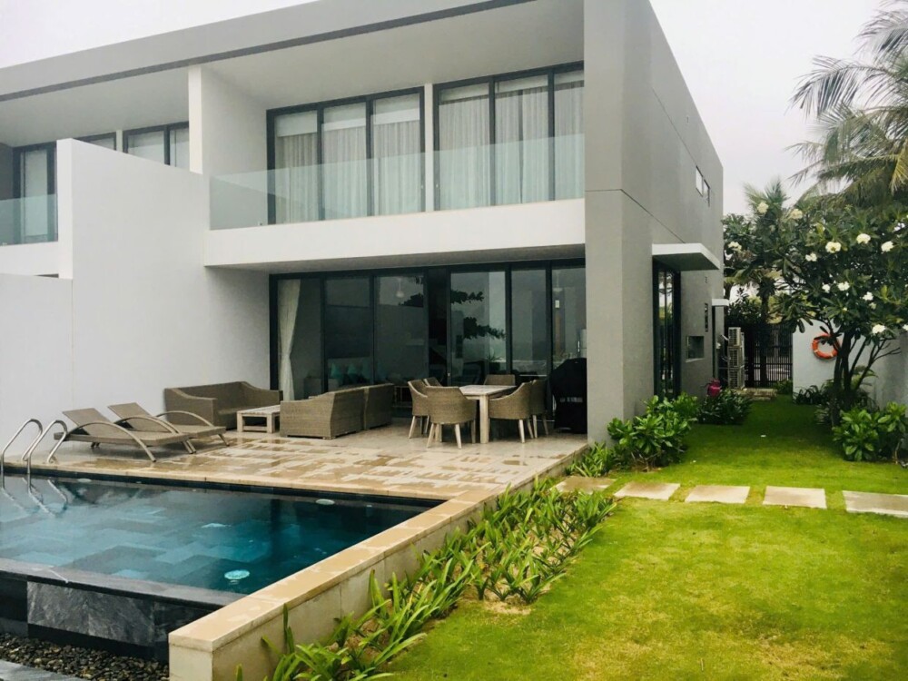 Khu vực hồ bơi và sân tại Villa Odwin Hồ Tràm 09