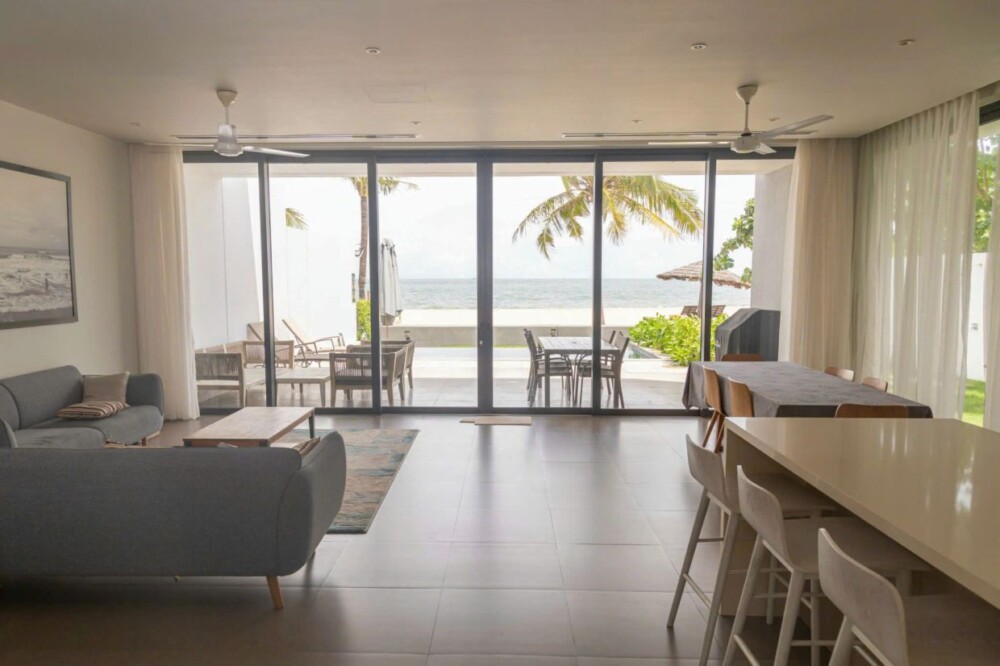 Khu vực phòng khách view biển tại Villa Odwin Hồ Tràm 17