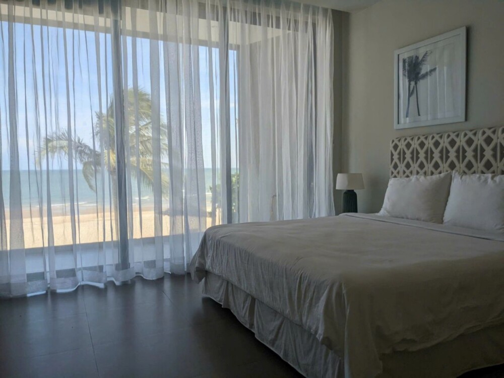Phòng ngủ view biển tại Villa Odwin Hồ Tràm 17