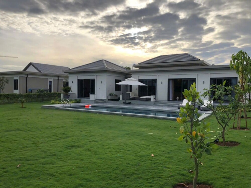 Khu vực hồ bơi và sân tại Villa Odwin Hồ Tràm 19
