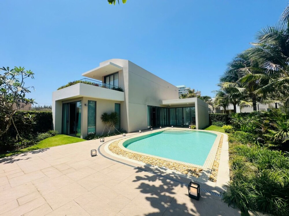 Khu vực hồ bơi tại Villa Odwin Hồ Tràm 20