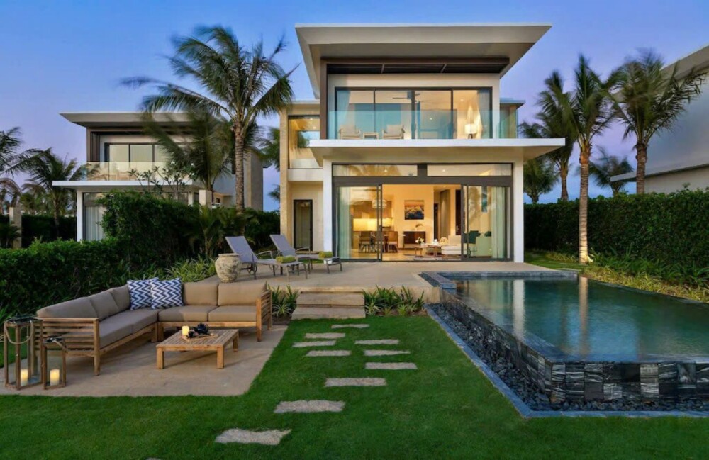 Khu vực hồ bơi và sân tại Villa Odwin Hồ Tràm HT11