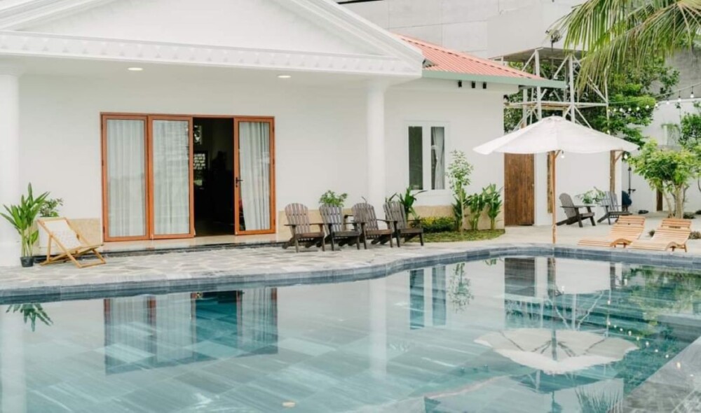 Khu vực hồ bơi tại Villa Odwin LV 126