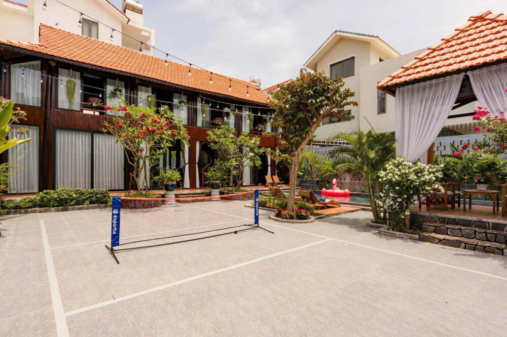 Khuôn viên sân rộng bên trong villa Odwin B25 Long Cung