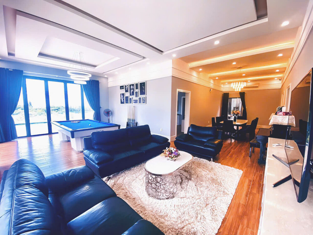 Phòng khách đầy đủ tiện nghi trong villa Odwin TT