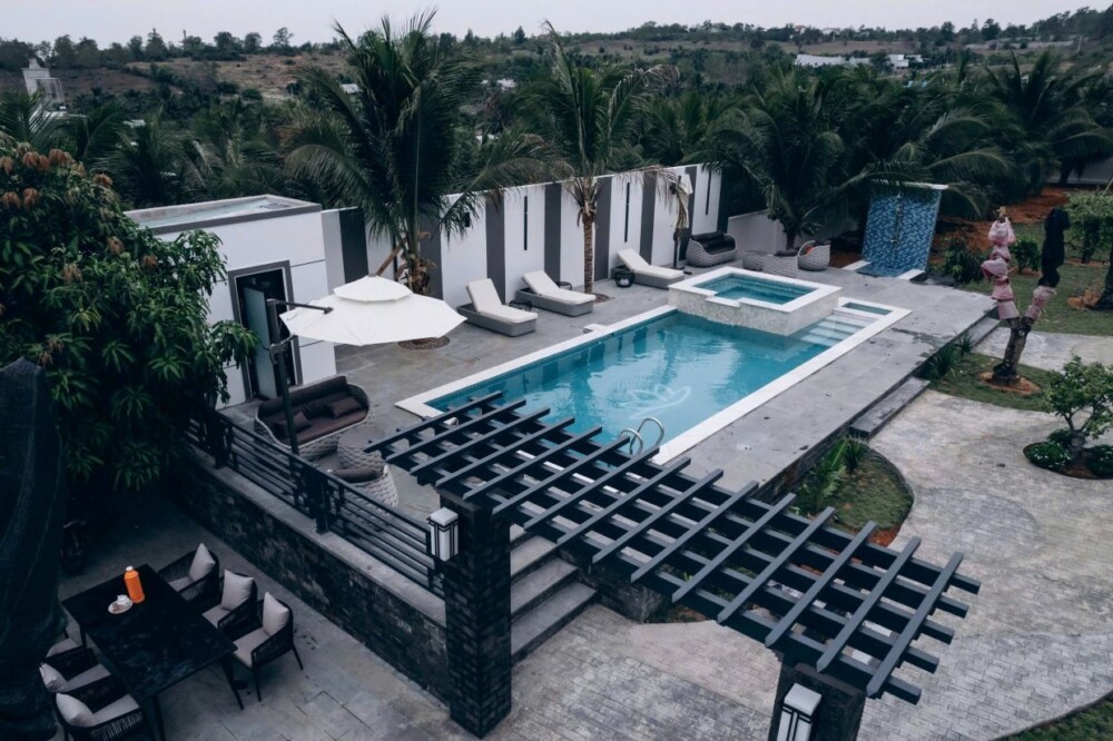 Villa Odwin PT 04 - Khu vực sân và hồ bơi