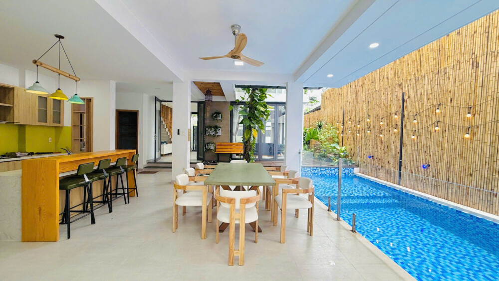 Villa Thủ Đức Sài Gòn Odwin50 - Khu vực ăn uống cạnh hồ bơi