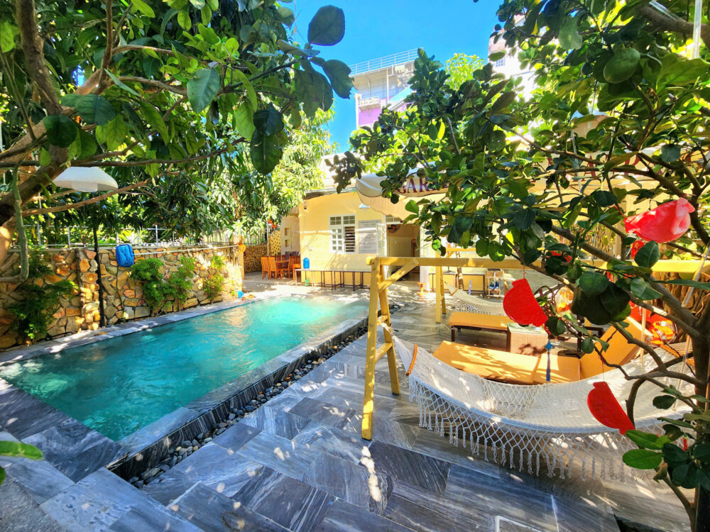 Villa Nha Trang OdwinNT08 - Khu vực hồ bơi và sân vườn
