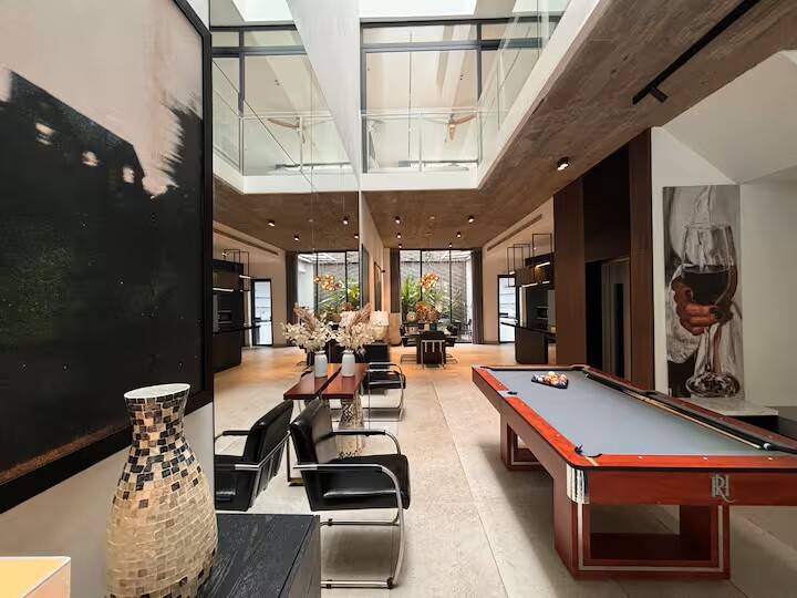 Villa Quận 2 Sài Gòn Odwin67 - Khu vực phòng khách và bàn bida