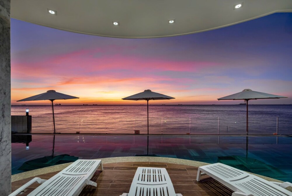View hoàng hôn nhìn từ hồ bơi tại villa sát biển Vũng Tàu