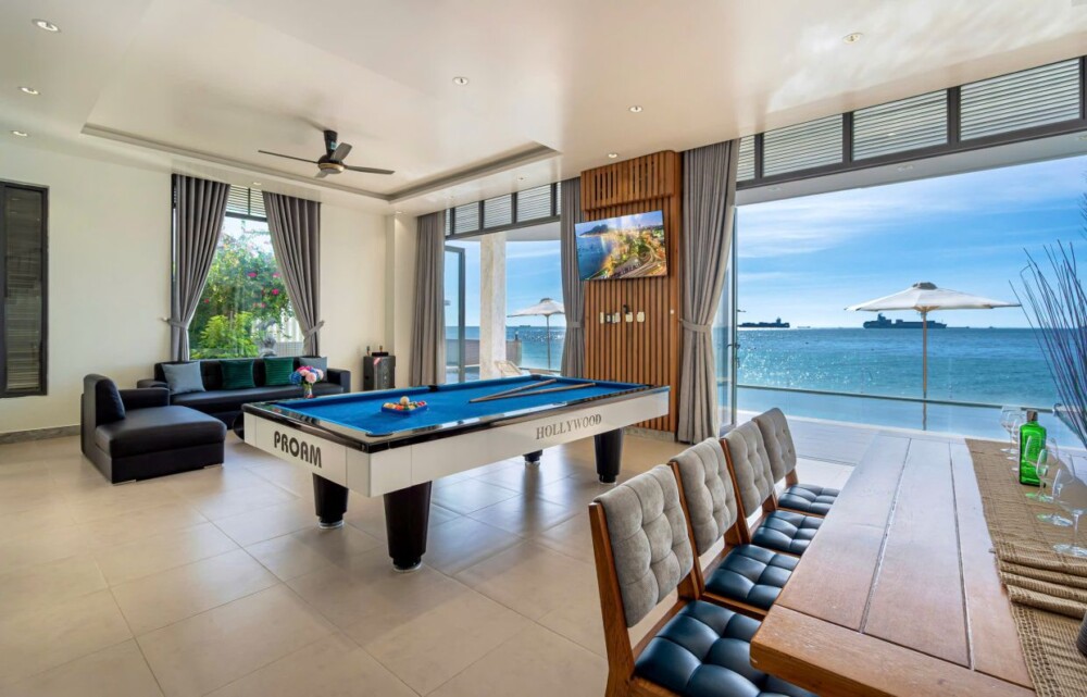 Villa Odwin BH19 - Khu vực phòng khách view biển