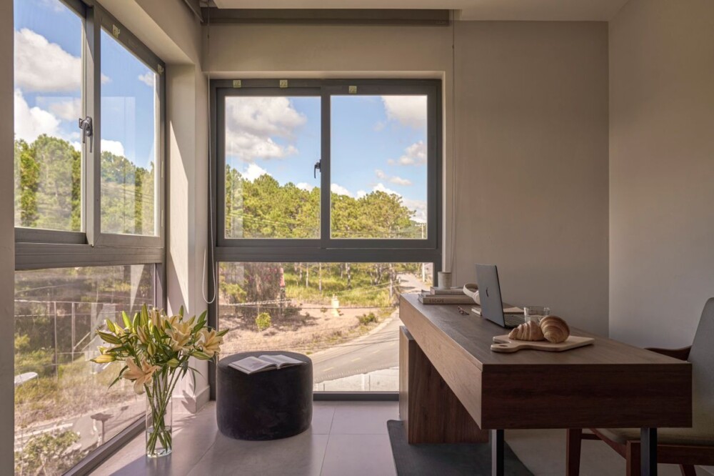 Villa Odwin Đà Lạt 12 - Khu vực phòng làm việc view rừng thông