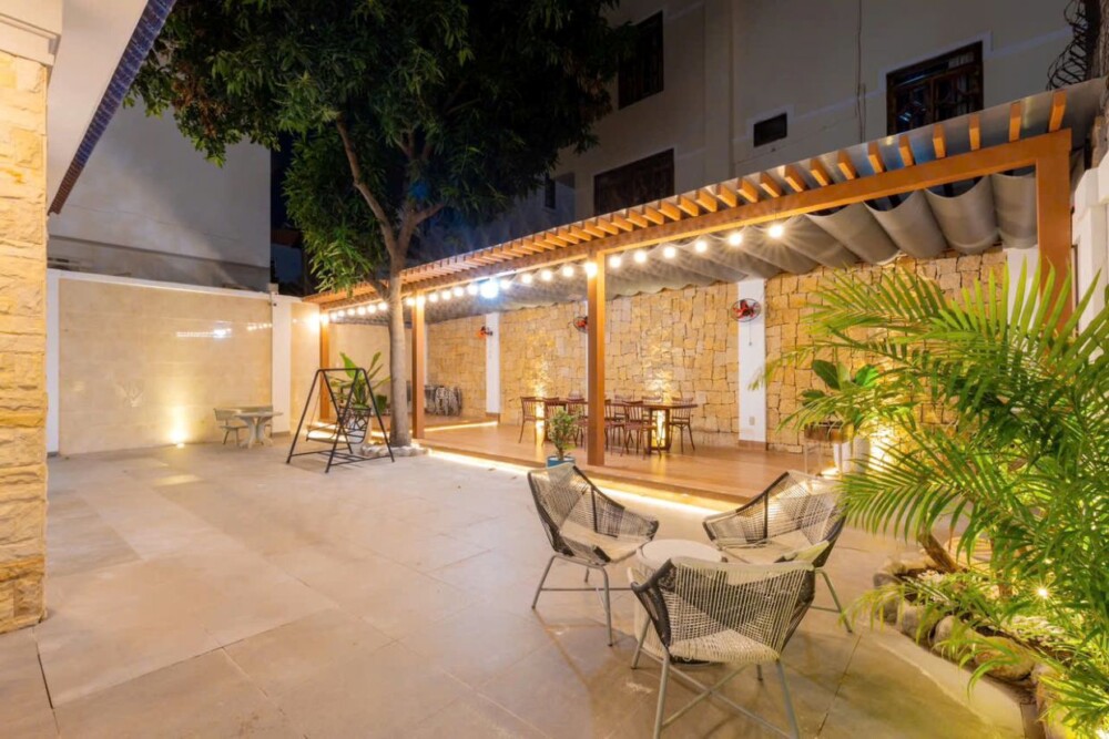 Villa Odwin NB09 - Khu vực sân sau vào ban đêm