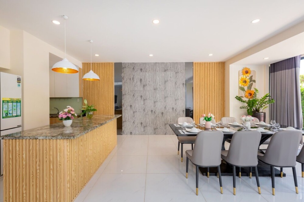 오드윈 S1 프라이빗 풀빌라 – 밝고 여유로운 거실 인테리어