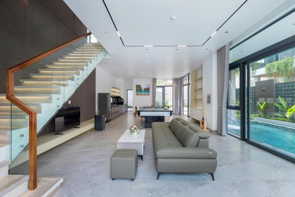 오드윈 A3 빌라 거실 – 넓은 가족 휴식 공간