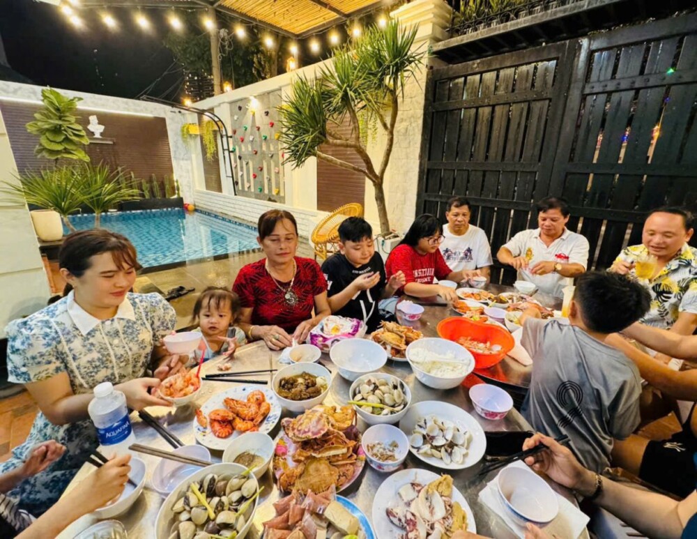 Gia đình ăn tối tại villa 